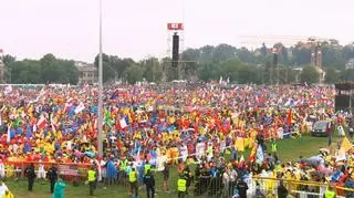 Na Błoniach przed mszą zbierają się tłumy wiernych