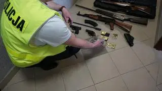 Na broń i amunicję zezwolenia brak