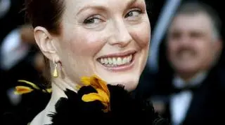 Na czerwonym dywanie Julianne Moore....