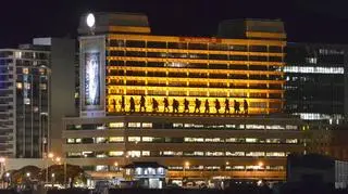 Na dachu siedziby nowozelandzkiej poczty ustawiono trzynastu Krasnoludów i Hobbita o 6-metrowej wysokości