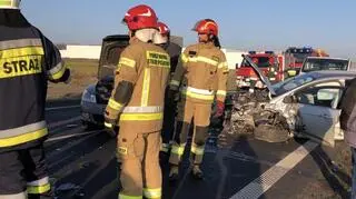 Na drodze krajowej nr 12 pracują dwa zastępy straży pożarnej