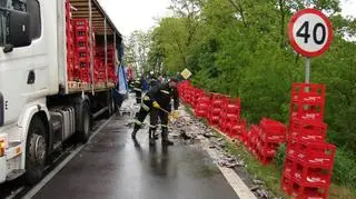 Na drodze wylądowały tysiące butelek napoju