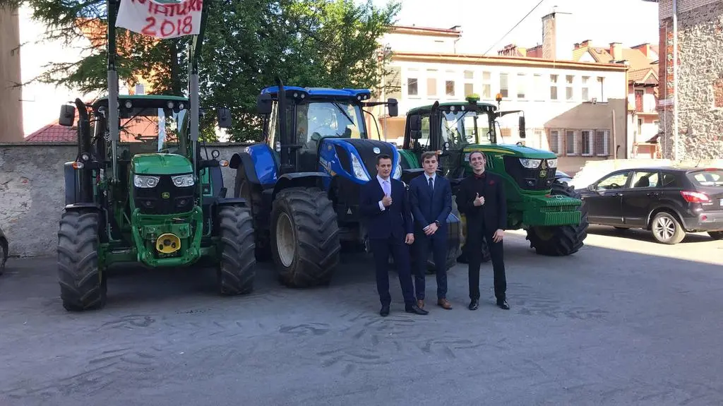Na egzamin przyjechali ciągnikami