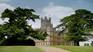 Na fenomenie serialu korzysta też prawdziwy Downton Abbey, czyli Highclere Castle leżący na wsi w hrabstwie Berkshire