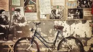Na fotografiach są pamiątki po PRL i Solidarności