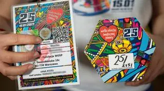 Na identyfikatorze znajduje się imię, nazwisko oraz zdjęcie wolontariusza, numer zbiórki, hologram potwierdzający oryginalność identyfikatora, pieczątka naszej Fundacji oraz kod QR