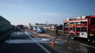 Na jezdni w kierunku Wrocławia rozlało się paliwo