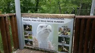Na klatce wisza tabliczki, które informują jak należy się zachować 