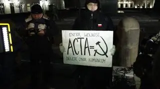 Na Krakowskim Przedmieściu dziś wyjątkowo zimno, ale przybywają kolejni protestujący (tvnwarszawa