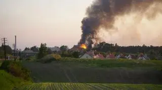 Na miejsce ściągane są kolejne jednostki strażackie (fot. internautka z Kwidzynia)