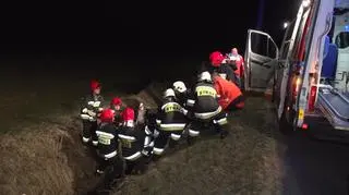 Na miejscu pracują strażacy