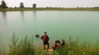Na miejscu służby motorówkami sprawdzają teren zalewu