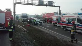 Na miejscu udzielana jest pomoc poszkodowanym