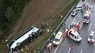 Na miejscu wypadku jest około 20 karetek, wozy strażackie i helikopter (zdjęcie:www.oemtc.at)