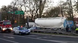 Na miejscu zderzyły się cztery auta: dwa osobowe, autobus i cysterna