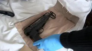 Na miejscu znaleziono pistolet maszynowy, pistolet z tłumikiem, rewolwer oraz ponad sto sztuk amunicji