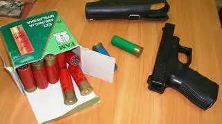 Na miejscu znaleziono także atrapę broni / policja Łódź