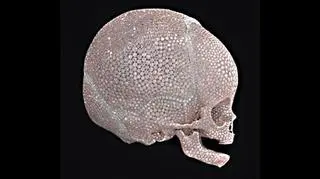 "Na miłość boską" w wersji mini wysadzana jest 8128 różowych i białych diamentów (fot. Gasgosian Gallery)