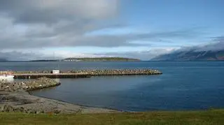 Na pierwszym planie port w Arskogssandur, na horyzoncie wyspa Hrisey