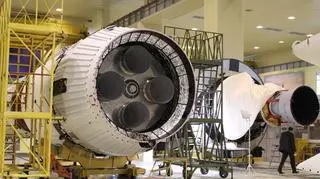 Na pierwszym planie URM-2 z mającym cztery dysze silnikiem RD-0124. W tle URM-1 z silnikiem RD-191