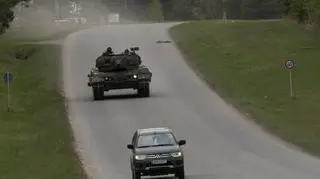 Na poligonie Grafenwoehr jest sporo dróg, którym jednocześnie jeżdżą samochody i czołgi