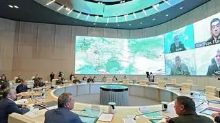 Na rozległych monitorach oficerowie dyżurni mają obserwować informacje spływające z całej Rosji i świata