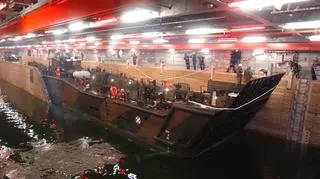 Na rufie okrętu znajduje się specjalny dok, w którym stacjonują okręty desantowe (Fot