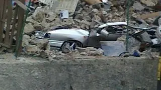 Na samochody zawalił się mur obronny