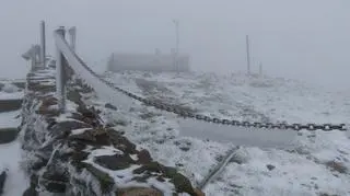 Na Śnieżce spadł śnieg