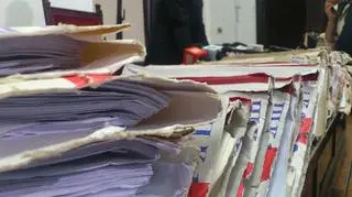 Na stole leży kilkadziesiąt tomów akt. Według prokuratury materiał dobitnie potwierdza winę oskarżonego