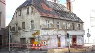 Na strychu tej kamienicy robotnicy znaleźli zmumifikowane zwłoki