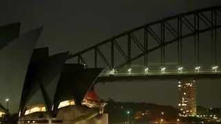 Na świecie światła w wielu miejscach już zgasły, na fotografii opera w Sydney (EPA)
