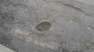 Na takie dziury można natrafić co kilkanaście metrów