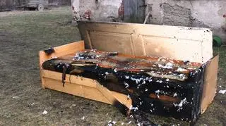 Na tej kanapie spał mężczyzna 
