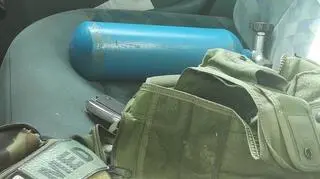 Na tylnej kanapie leżał karabinek ASG