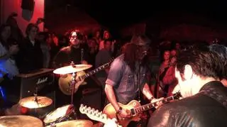 Na uroczystym otwarciu lokalu grał Slash, były gitarzysta Guns N' Roses