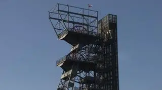 Na wieży kopalnianego szybu zamontowano panoramiczną windę