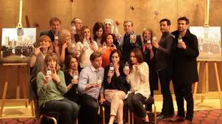 Na wpadkę obsada "Downton Abbey" odpowiedziała żartem: sfotografowali się z nieszczęsną plastikową butelką