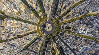 Na zdjęciu pokazano m.in. paryski Łuk Triumfalny