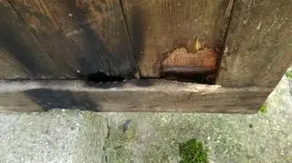 Nadpalone drzwi zabytkowego kościoła 