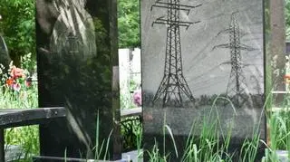 Nagrobek z liniami wysokiego napięcia