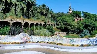 Najdłuższa ławka na świecie jest autorstwa Antonio Gaudiego i stoi w parku Guell  w Barcelonie