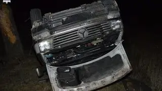 Najechał na lawetę i spowodował wypadek. Na widok policjantów wyjął butelkę i napił się wódki 