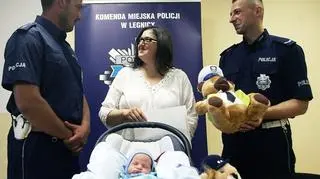 Najmłodszy policjant legnickiej drogówki w towarzystwie mamy i funkcjonariuszy drogówki
