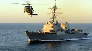 Najnowsze niszczyciele Arleigh Burke przenoszą po dwa śmigłowce MH-60 Seahawk