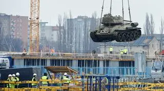 Najpierw ustawią czołgi pod ziemią, potem zbudują nad nimi muzeum