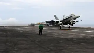 Należy trzymać bezpieczny dystans (Fot. US Navy)