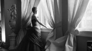 Nancy James w sukni "Swan" Charlesa Jamesa, 1955