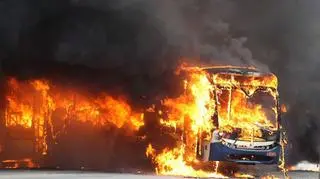 Napastnicy podpalili osiem autobusów / PAP/EPA