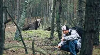 Nasz czytelnik z zaprzyjaźnionym łosiem (fot. internauta Mariusz)